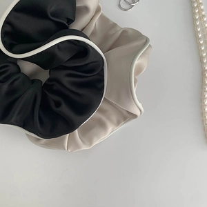 Elegante Satin Haargummis in Schwarz und Beige mit kontrastierendem weißem Paspelrand