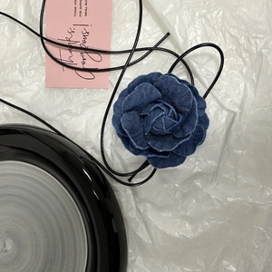 Collier choker fleur camélia en denim fait main avec de longs cordons noirs vintage