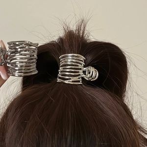 Pinza para el cabello minimalista de metal plateado con diseño de espiral hueca para cola alta