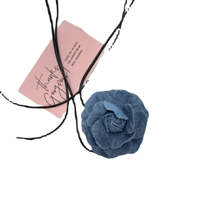Collier ras du cou camélia en denim bleu avec lien noir et fleur faite à la main