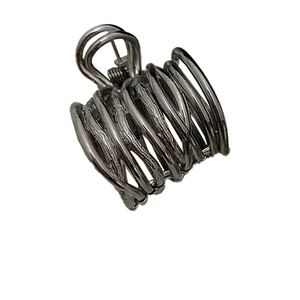 Pinza para el pelo minimalista de metal plateado con un diseño cilíndrico en espiral