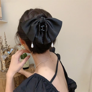 Pince à cheveux élégante en satin noir avec nœud papillon et pendentifs en perles