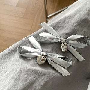 Pinza para el Cabello de Lazo de Cuero PU Plateada para Mujer Con Colgante de Corazón Brillo Metálico Pinza de Pico de Pato