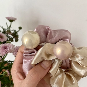 Chouchous en Satin de Style Français Avec Grande Fausse Künstliche Perle Élastiques à Cheveux Élégants pour Femmes Rose Champagne