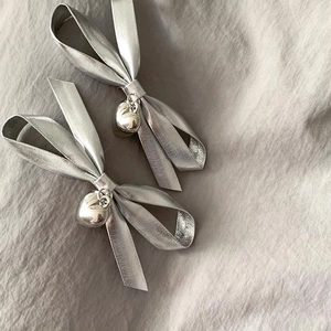 Pinzas para el pelo con lazo de cuero plateado y colgantes de corazón para mujer con estilo