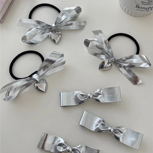 Set d'accessoires cheveux avec nœuds argentés élastiques et barrettes à pendentifs cœur