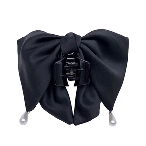 Pince à cheveux élégante en satin noir avec nœud et pendentifs en perles pour femmes