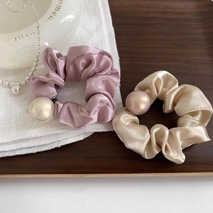 Chouchous élégants en satin avec perles en lavande et or champagne pour femmes