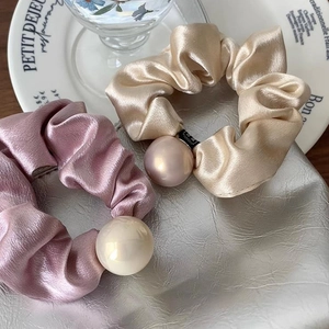Ensemble de chouchous en satin français avec perles en champagne et rose