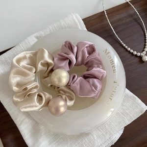 Chouchous en satin de style français avec perle en champagne doré et rose poudré