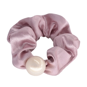 Chouchou élégant en satin rose avec perle large pour coiffures de femmes