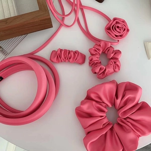 Set Accessori per Capelli in Tessuto Stile Coreano Rosa Vivace Scrunchie Plissettato Cerchietto Imbottito Choker a Fiore per Donna