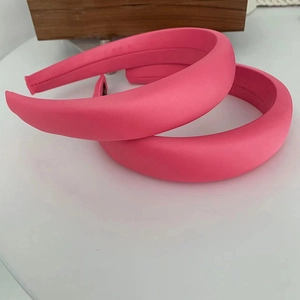 Cerchietti imbottiti magenta in tessuto testurizzato per acconciature eleganti da donna