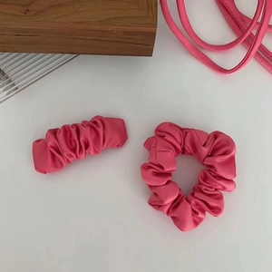 Set elastico e fermaglio pieghettato magenta in tessuto lucido per acconciature donna