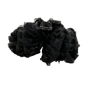 Große schwarze Haarklammer mit mehrlagiger Schleife aus plissiertem Chiffon-Stoff