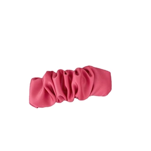 Elastico per capelli in raso pieghettato rosa minimalista con trama in seta