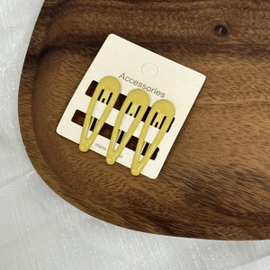 Lot de trois barrettes à cheveux jaune vif en forme de goutte sur carte de support
