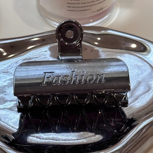 Vista macro del fermaglio per capelli canna di fucile con incisione Fashion su vassoio