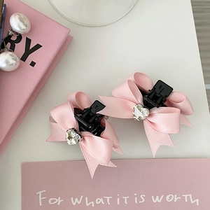 Détails de barrettes à nœuds en satin rose avec strass en cœur sur fond esthétique