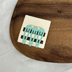Lot de 3 barrettes à cheveux vert menthe brillant sur carte dans un plateau en bois