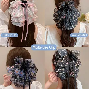 Pince à cheveux fleurie avec ruban pour femme présentée sur plusieurs coiffures