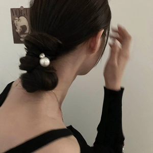 Élastique à cheveux noir élégant avec une grande perle blanche et des strass brillants