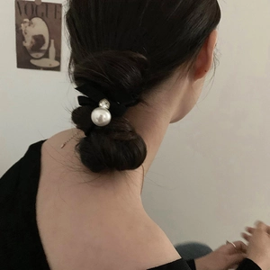 Élastique élégant en velours noir avec grande perle blanche et strass pour femmes