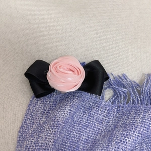 Elegante fermaglio per capelli con fiore in raso, rosa e fiocco nero su tessuto