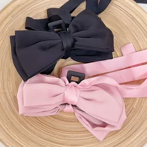 Grande pince à cheveux élégante avec nœud en soie noir et rose et longs rubans fluides
