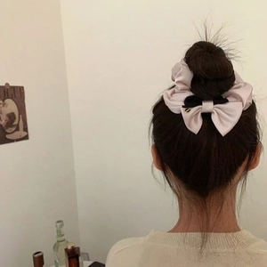 Eleganter Satin-Haargummi mit Schleife in Hellrosa und Schwarz für modische Frisuren