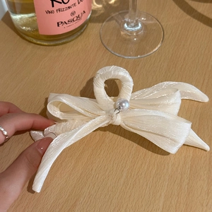 Grande pince à cheveux élégante avec nœud crème et perle pour coiffure féminine