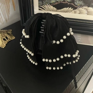 Grande pince à cheveux élégante en soie noire avec bordure en perles pour femmes