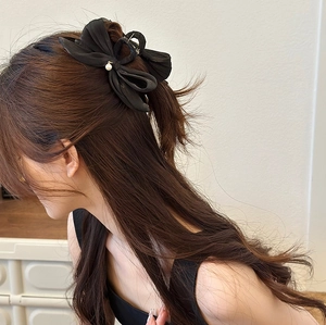 Grande pince à cheveux élégante à nœud en mousseline noire avec pendentif en perle