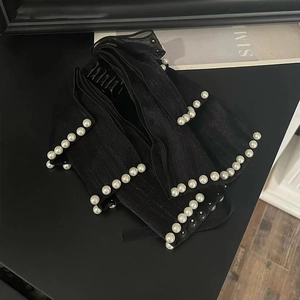 Pince à cheveux élégante avec nœud noir et bordure en perles pour une coiffure chic