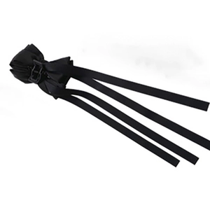 Grande pince à cheveux élégante en satin noir avec longs rubans sur fond blanc
