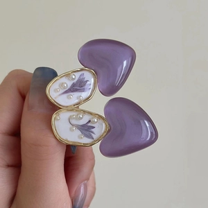 Elegant purple heart hair clip with dried flowers and small pearls in a gold frame