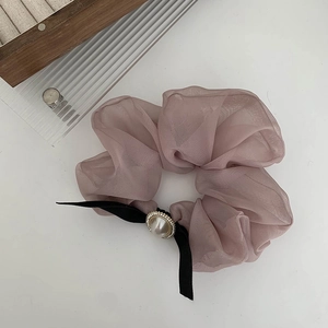 Chouchou élégant en organza rose avec nœud en ruban et embellissement de perle strass