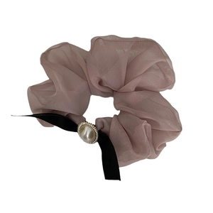 Chouchou en organza rose avec nœud noir orné d'une perle centrale et de strass brillants