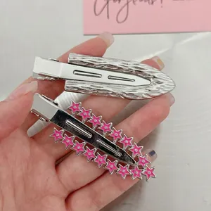 Barrettes à cheveux argentées avec texture ondulée et détails étoiles roses