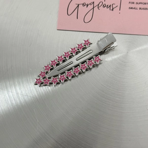 Barrette à cheveux en métal argenté poli avec des étoiles roses disposées en forme de V