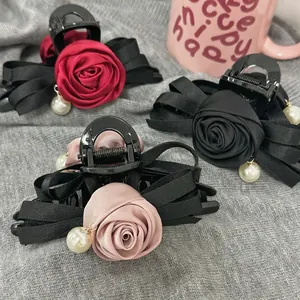Pince à cheveux élégante avec roses en satin, nœud en soie et pendentif perle coloré