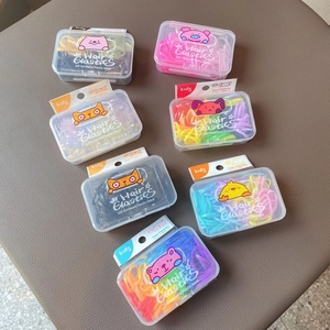 Set mit 100 farbigen elastischen Kinderhaarbändern in einer tragbaren transparenten Box