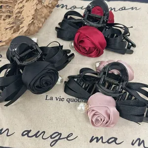 Pinces à cheveux élégantes avec roses en soie, rubans et perles en noir, rouge et rose