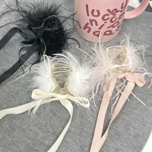Ensemble de pinces à cheveux avec rubans et plumes en noir, blanc et rose pour femme