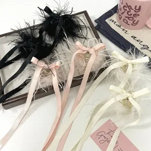 Pinces à cheveux élégantes avec plumes et rubans en noir, rose et blanc crème