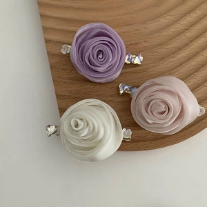 Trois barrettes roses faites main en violet, rose et blanc avec détails en cristal