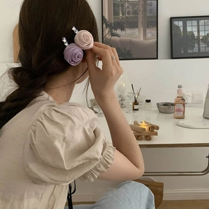 Barrettes roses en soie faites à la main en rose et violet avec des strass brillants