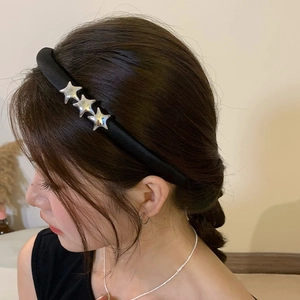 Cerchietto nero chic da donna con tre stelle argentate per un look alla moda di tendenza
