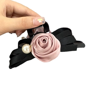 Pince à cheveux fleur rose en satin avec nœud noir et pendentif perle élégante