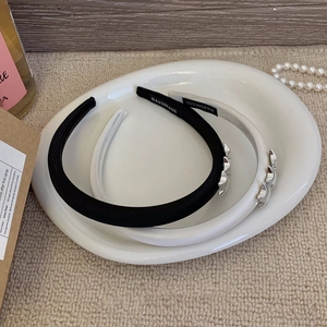 Set di cerchietti alla moda bianco e nero con stelle argentate per un look elegante